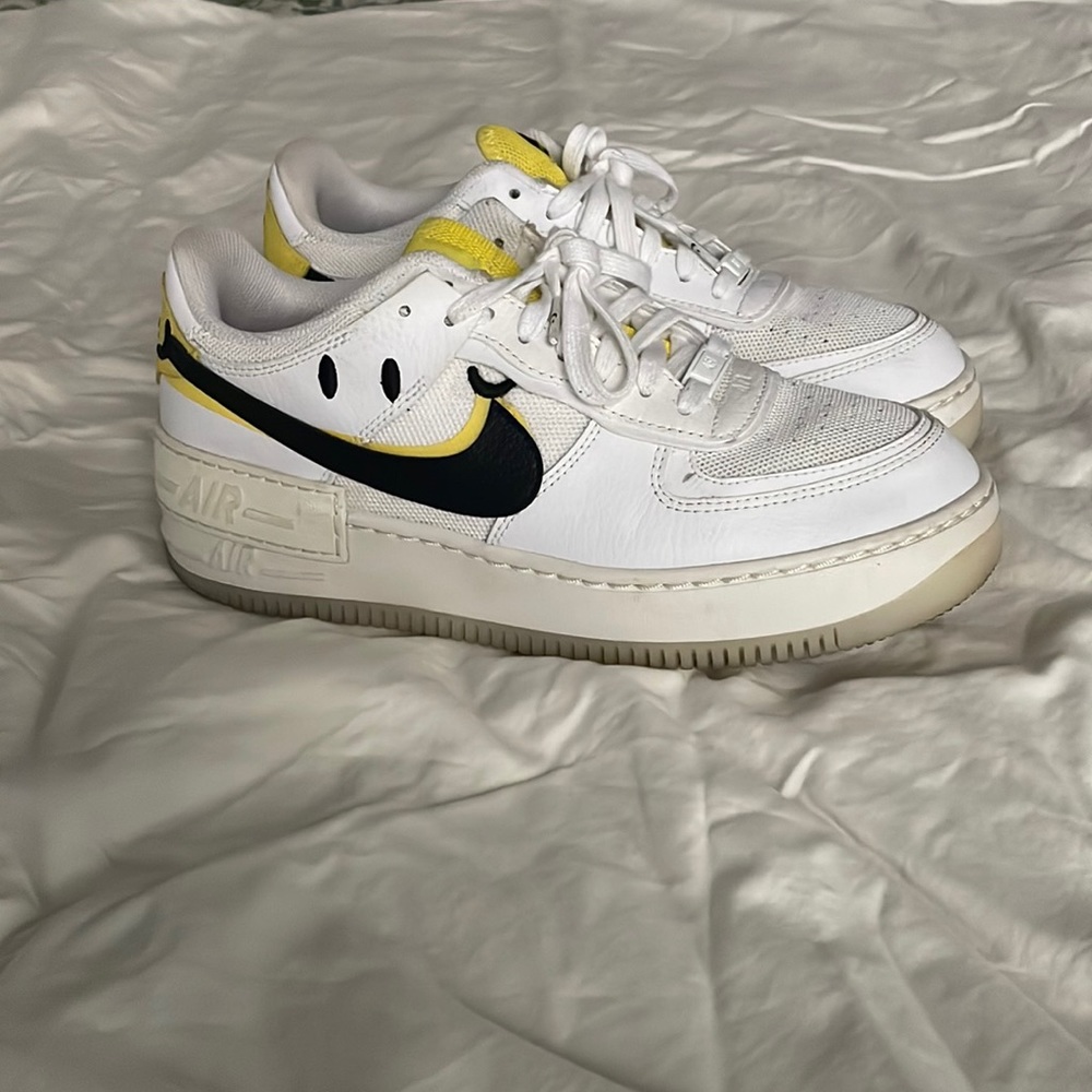 Lightly worn, in great condition. Size 9 fits true to size.